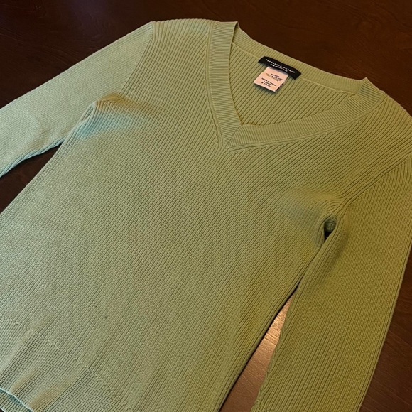 Reference Point New York Women’s Green V-Neck Sweater - Picture 1 of 5